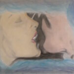 Disegno di due volti in primo piano che si avvicinano per un bacio, avvolti da sfumature blu e viola; linee morbide e atmosfera eterea.
