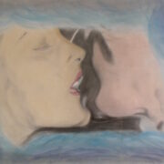Disegno di due volti in primo piano che si avvicinano per un bacio, avvolti da sfumature blu e viola; linee morbide e atmosfera eterea.
