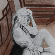 Disegno di una persona seduta a terra, con la testa appoggiata alla mano, ambientata accanto a una scala; figura in bianco e nero su sfondo in toni bruni, con postura meditativa e dettagli realistici.