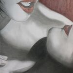 Disegno in bianco e nero con due volti ravvicinati e labbra colorate in rosso, in un’atmosfera intima.