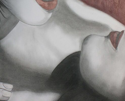 Disegno in bianco e nero con due volti ravvicinati e labbra colorate in rosso, in un’atmosfera intima.