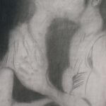Disegno a matita di due figure abbracciate, rese con ombre morbide in un’atmosfera intima e sfumata.