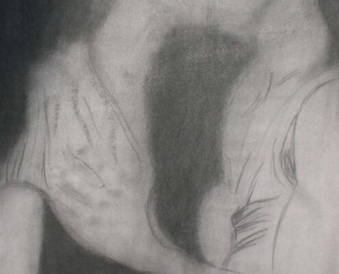 Disegno a matita di due figure abbracciate, rese con ombre morbide in un’atmosfera intima e sfumata.