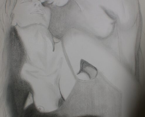 Disegno a matita di due figure abbracciate in un gesto intenso e intimo, reso con ombre morbide.