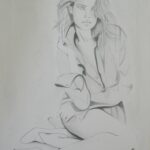 Disegno a matita di una figura seduta con postura raccolta, resa con tratto morbido ed elegante.