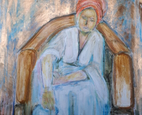 Donna seduta che compie un antico rito del caffè, con ciotole bianche e fondo materico ispirato all’affresco, in atmosfera intima e sacra