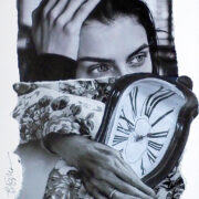 Collage con volto e mani che sorreggono un orologio deformato, in composizione surrealista.