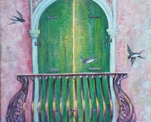Balcone con finestra verde chiusa, decorazioni floreali e rondini in volo su parete rosata.