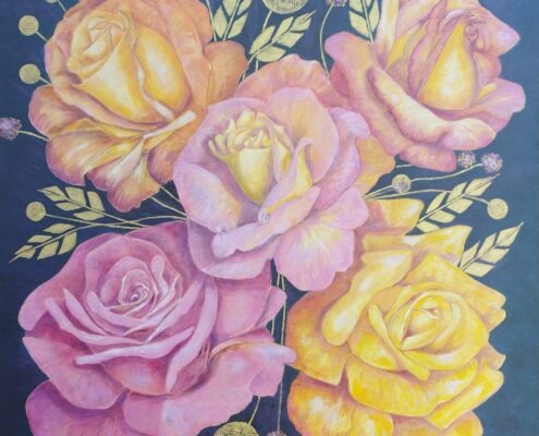 Bouquet di rose in tonalità rosa, pesca e giallo con dettagli decorativi dorati su fondo scuro.