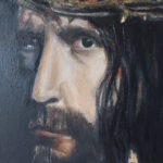 Ritratto espressionista di Cristo con corona di spine, realizzato a olio su tela, caratterizzato da forti contrasti chiaroscurali e da uno sguardo intenso che emerge da un fondo scuro.