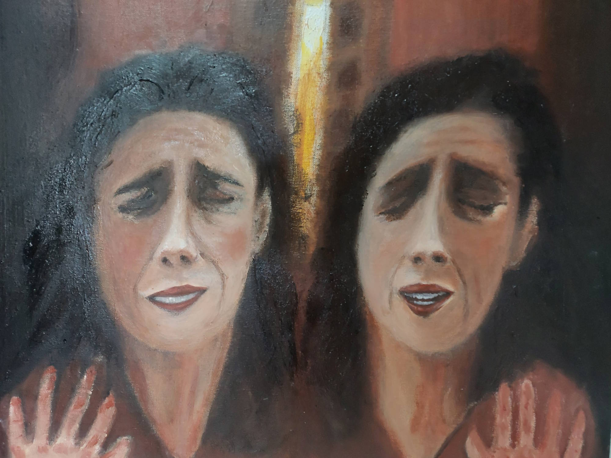 Dipinto espressionista figurativo di Antonio Andreozzi intitolato Omaggio femminicidio, raffigurante due volti di donna accostati con espressione di dolore, occhi chiusi e mani alzate in segno di difesa, su sfondo scuro con luce dorata.