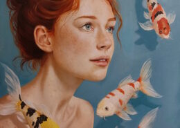 La corrente dei sogni, dipinto figurativo con ritratto in primo piano circondato da quattro carpe koi bianche, rosse, arancio, gialle e nere su fondo azzurro.