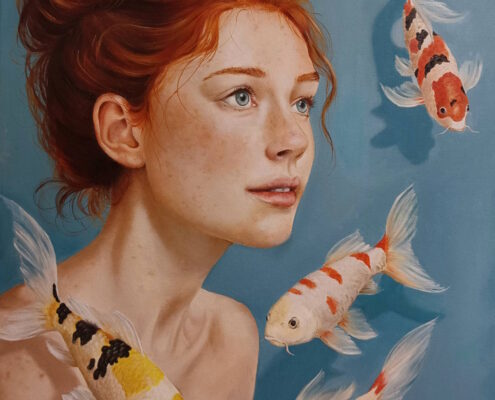 La corrente dei sogni, dipinto figurativo con ritratto in primo piano circondato da quattro carpe koi bianche, rosse, arancio, gialle e nere su fondo azzurro.