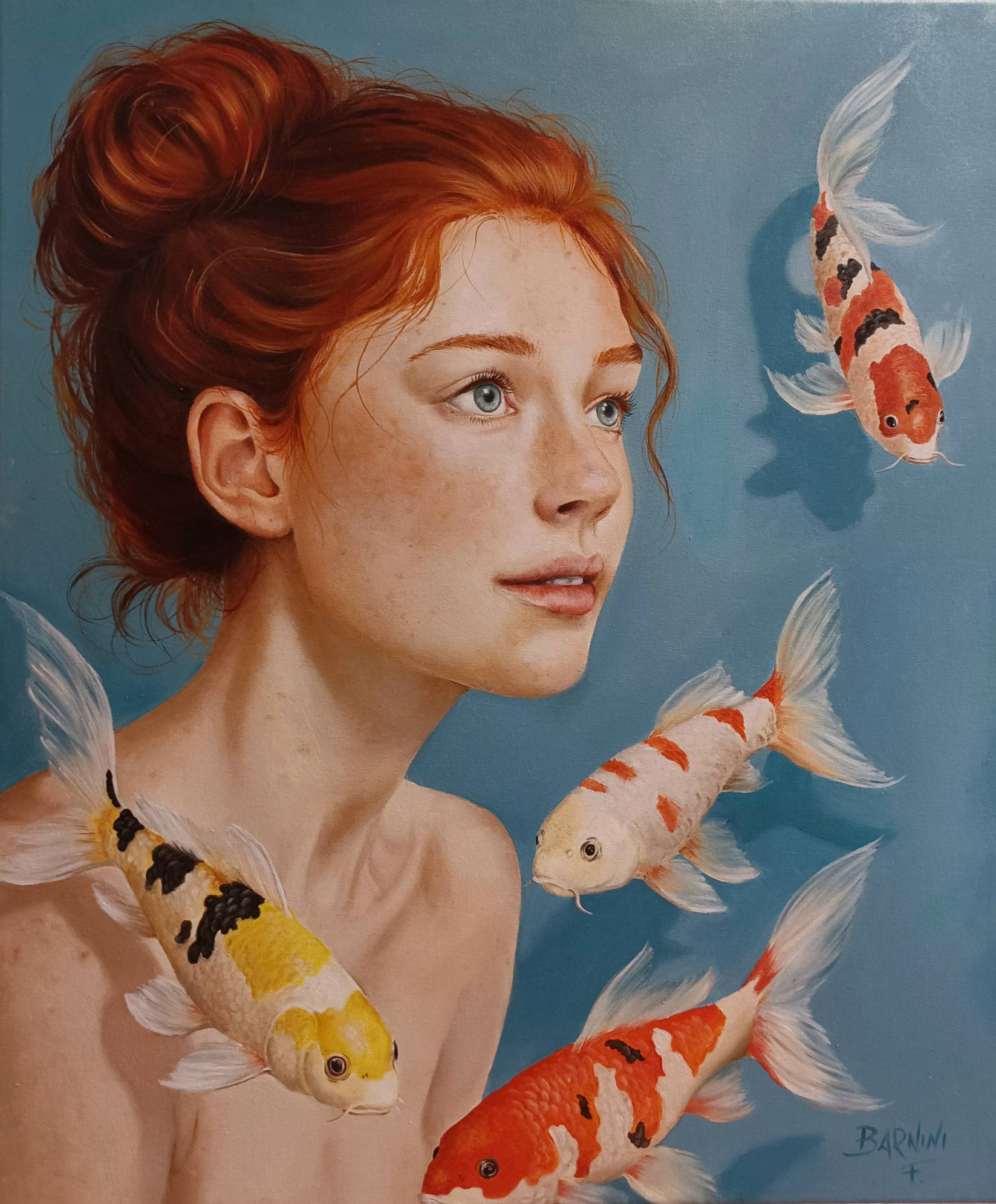 La corrente dei sogni, dipinto figurativo con ritratto in primo piano circondato da quattro carpe koi bianche, rosse, arancio, gialle e nere su fondo azzurro.