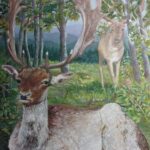 Dipinto figurativo di Giuseppina Gallo intitolato "I daini". In primo piano un daino con grandi corna palmate è sdraiato sull'erba all'interno di un bosco folto. Sullo sfondo, un secondo daino in piedi osserva tra gli alberi e le colline distanti.