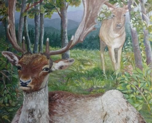 Dipinto figurativo di Giuseppina Gallo intitolato "I daini". In primo piano un daino con grandi corna palmate è sdraiato sull'erba all'interno di un bosco folto. Sullo sfondo, un secondo daino in piedi osserva tra gli alberi e le colline distanti.