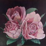 Dipinto figurativo di Giuseppina Gallo intitolato "Tre rose". Tre grandi rose rosa antico in piena fioritura sono disposte al centro della composizione con alcune foglie verdi, emergendo da uno sfondo scuro e uniforme. In basso a destra è visibile la firma dell'artista G. Gallo.