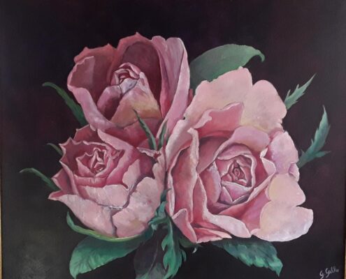 Dipinto figurativo di Giuseppina Gallo intitolato "Tre rose". Tre grandi rose rosa antico in piena fioritura sono disposte al centro della composizione con alcune foglie verdi, emergendo da uno sfondo scuro e uniforme. In basso a destra è visibile la firma dell'artista G. Gallo.