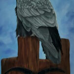 Primo piano di un corvo grigio e nero posato su un totem di legno scuro con due grandi occhi umani intagliati, dipinto da Ombretta Montanelli, sfondo con cielo azzurro sfumato.