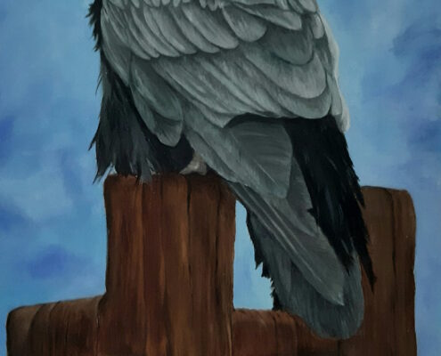 Primo piano di un corvo grigio e nero posato su un totem di legno scuro con due grandi occhi umani intagliati, dipinto da Ombretta Montanelli, sfondo con cielo azzurro sfumato.