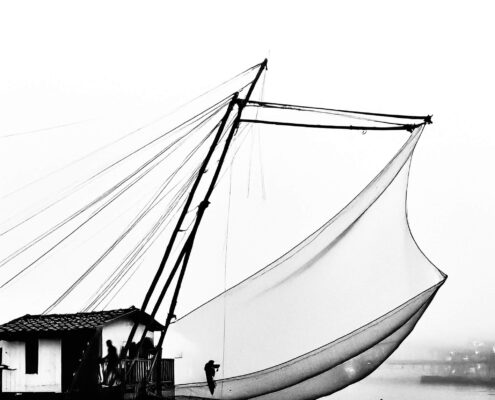 Fotografia in bianco e nero di paesaggio marino in controluce, tra luce, ombre e atmosfere suggestive.
