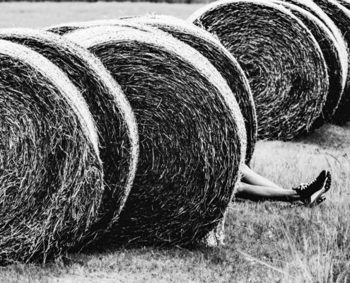 Fotografia surrealista in bianco e nero della serie Surreal Shots, tra realtà, immaginazione e paradosso visivo.