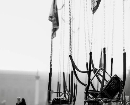 Fotografia surrealista in bianco e nero della serie Surreal Shots, tra realtà, immaginazione e paradosso visivo.