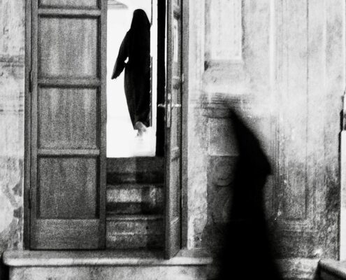 Fotografia surrealista in bianco e nero della serie Surreal Shots, tra realtà, immaginazione e paradosso visivo.